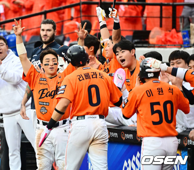 [OSEN=대전, 지형준 기자] 18일 오후 대전 한화생명볼파크에서 2025 신한 SOL Bank KBO리그 포스트시즌 플레이오프 1차전 한화 이글스와 삼성 라이온즈의 경기가 열렸다.한화는 폰세, 삼성은 가라비토를 선발 투수로 내세웠다.6회말 2사 2,3루에서 한화 채은성이 역전 2타점 적시타를 날리자 손아섭이 리베라토, 이원석을 맞이하며 기뻐하고 있다. 2025.10.18 /jpnews@osen.co.kr