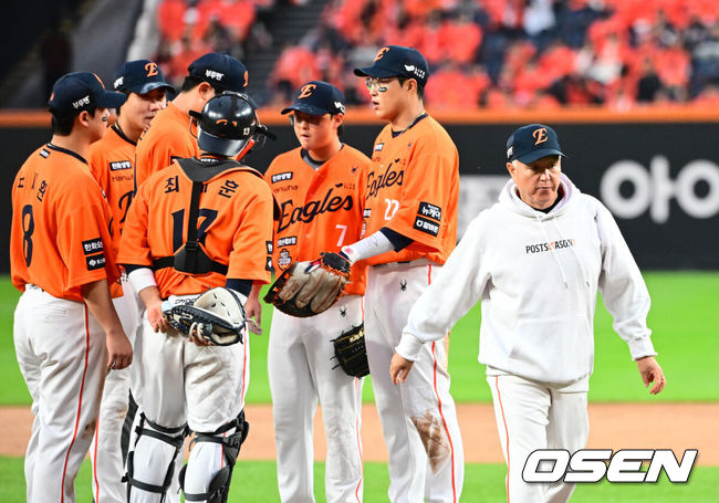 [OSEN=대전, 지형준 기자] 18일 오후 대전 한화생명볼파크에서 2025 신한 SOL Bank KBO리그 포스트시즌 플레이오프 1차전 한화 이글스와 삼성 라이온즈의 경기가 열렸다.한화는 폰세, 삼성은 가라비토를 선발 투수로 내세웠다.9회초 무사에서 한화 김서현이 삼성 이재현에 솔로포를 허용하자 김경문 감독이 마운드에 올라 선수들을 격려하고 있다. 2025.10.18 /jpnews@osen.co.kr
