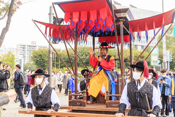 마포나루 새우젓축제에서 박강수 마포구청장이 사또 분장을 하고 행차 퍼레이드를 하고 있다. [사진 마포구]
