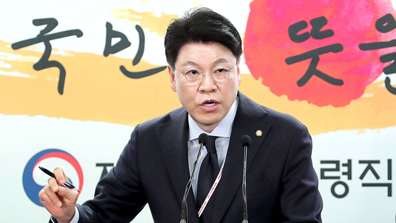 2022년 5월 1일 당시 장제원 대통령 당선인 비서실장(왼쪽)이 서울 종로구 통의동 인수위에서 대통령실 인선을 발표하고 있다. 김상선 기자
