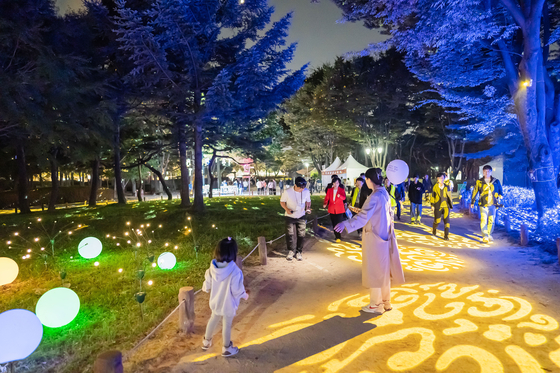 서울 강동구 강동선사문화축제 프로그램 중 하나인 ‘야간 빛 축제.’ [사진 강동구]