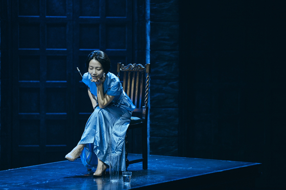 연극 '프리마 파시'에 출연한 배우 김신록. 사진 쇼노트                