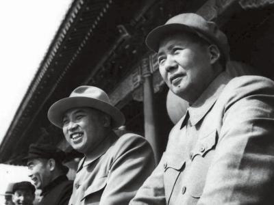 1954년 10월 중국 건국 5주년 열병식을 참관하기 위해 천안문 망루에 오른 마오쩌둥(오른쪽)과 김일성(오른쪽 둘째).중앙포토