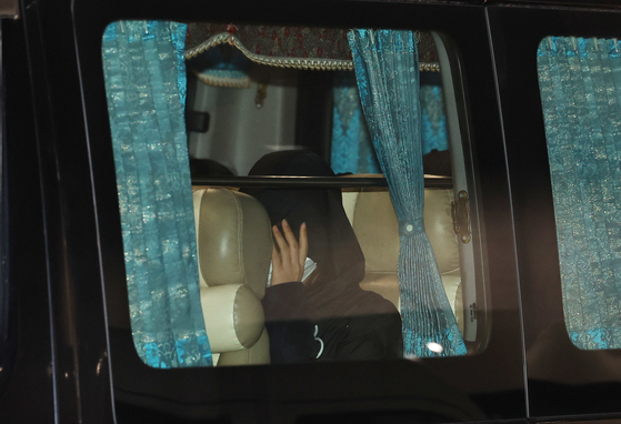 캄보디아 당국의 범죄단지 단속으로 적발돼 구금됐던 한국인들이 18일 오전 인천국제공항 2터미널을 통해 송환되고 있다. 이들은 호송 차량 23대 등을 타고 충남경찰청 등 6개 관할 경찰관서로 압송됐다. 뉴스1