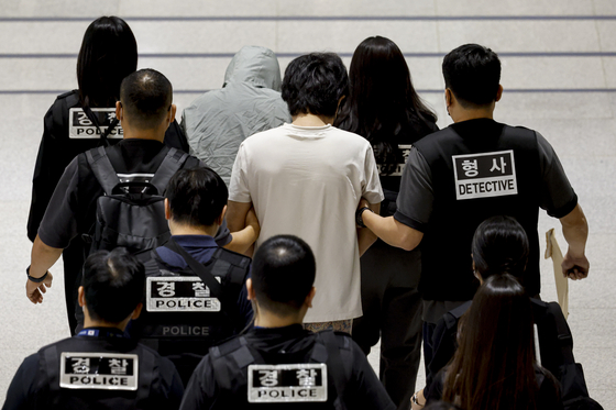 캄보디아 당국의 범죄단지 단속으로 적발돼 구금됐던 한국인들이 지난 18일 오전 인천국제공항 2터미널을 통해 송환되고 있다. 이번 송환 대상자들은 이른바 '웬치'로 불리는 캄보디아 범죄단지에서 보이스피싱이나 로맨스 스캠(사기) 등 범죄에 가담한 혐의를 받는다. 뉴스1