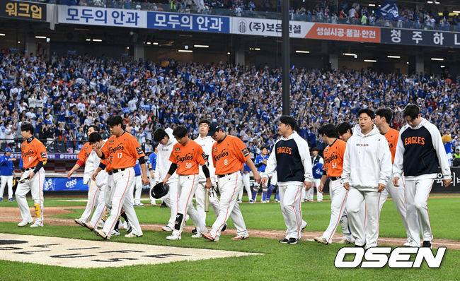[OSEN=대전, 이대선 기자] 삼성은 19일 대전 한화생명볼파크에서 열린 포스트시즌 플레이오프 2차전 한화 이글스와의 경기에서 타선이 폭발하며 7-3 완승을 거뒀다.시리즈 전적 1승 1패로 동률을 만들고 홈구장 대구 삼성라이온즈파크로 돌아간다. 경기 종료 후 한화 선수들이 아쉬워하고 있다. 2025.10.19 /sunday@osen.co.kr