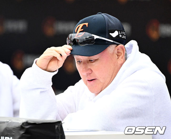 [OSEN=대전, 이대선 기자] 한화 김경문 감독이 경기를 준비하고 있다. 2025.10.18 /sunday@osen.co.kr