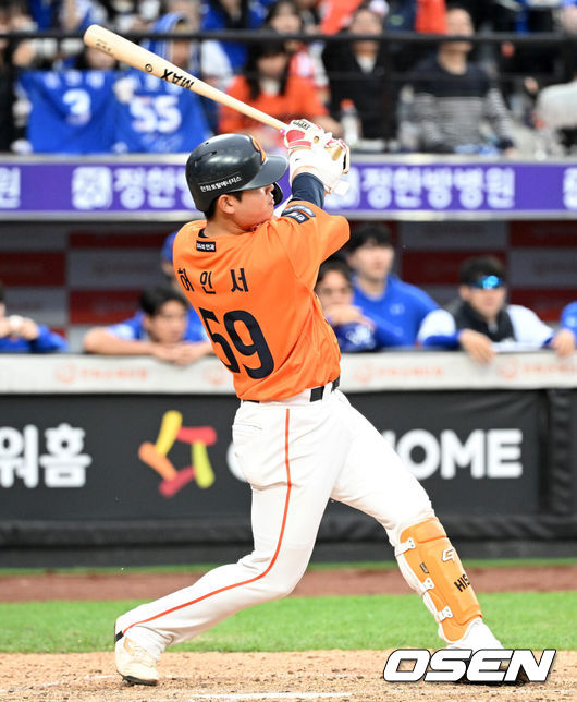 [OSEN=대전, 이대선 기자] 삼성은 19일 대전 한화생명볼파크에서 열린 포스트시즌 플레이오프 2차전 한화 이글스와의 경기에서 타선이 폭발하며 7-3 완승을 거뒀다.시리즈 전적 1승 1패로 동률을 만들고 홈구장 대구 삼성라이온즈파크로 돌아간다. 9회말 1사 2루에서 한화 허인서가 좌중간 적시 2루타를 치고 있다. 2025.10.19 /sunday@osen.co.kr