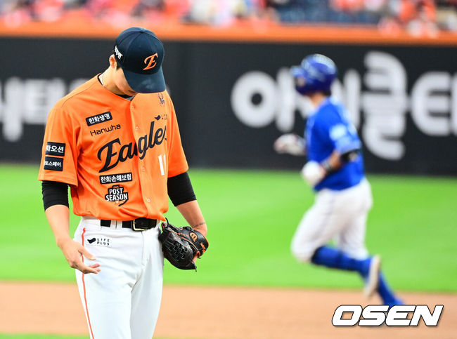 [OSEN=대전, 지형준 기자] 프로야구 삼성 라이온즈가 원정에서 귀중한 1승을 거두고 대구로 향한다.삼성은 19일 대전 한화생명볼파크에서 열린 포스트시즌 플레이오프 2차전 한화 이글스와의 경기에서 타선이 폭발하며 7-3완승을 거뒀다. 시리즈 전적 1승 1패로 동률을 만들고 홈구장 대구 삼성라이온즈파크로 돌아간다.9회초 2사 1루에서 한화 엄상백이 삼성 강민호에 좌월 투런포를 허용하며 아쉬워하고 있다. 2025.10.19 /jpnews@osen.co.kr