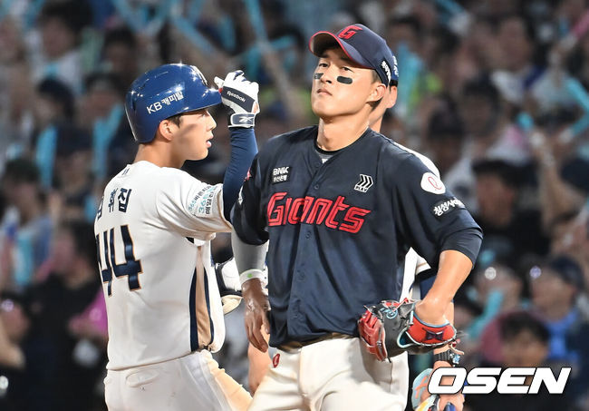 [OSEN=창원, 이석우 기자] 23일 창원NC파크에서 2025 신한 SOL 뱅크 KBO 리그 NC 다이노스와 롯데 자이언츠의 경기가 열렸다. 홈팀 NC는 김녹원이, 방문팀 롯데는 감보아가 선발 출전했다. NC 다이노스 김휘집이 5회말 1사 1,3루 좌익수 왼쪽 1타점 안타를 치고 세리머니를 하고 있다. 2025.08.23 / foto0307@osen.co.kr
