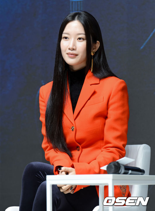 [OSEN=조은정 기자] 밴드 서바이벌 Mnet ‘스틸하트클럽’ 제작발표회가 20일 오전 서울 강남구 엘리에나 호텔에서 열렸다.오는 21일 첫 방송되는 ‘스틸하트클럽’은 기타, 드럼, 베이스, 보컬, 키보드 각 포지션의 참가자들이 ‘최후의 헤드라이너 밴드’를 완성하기 위해 펼치는 글로벌 밴드 메이킹 프로젝트다. 배우문가영이 MC를 맡고,정용화·이장원·선우정아·하성운이 디렉터로 합류했다.배우 문가영이 질문을 듣고 있다. 2025.10.20 /cej@osen.co.kr