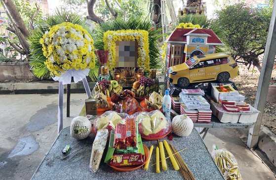 19일(현지시간) 캄보디아 수도 프놈펜 중심가에 있는 턱틀라 사원에서 중국인 사망자의 장례가 치러지고 있다. 연합뉴스