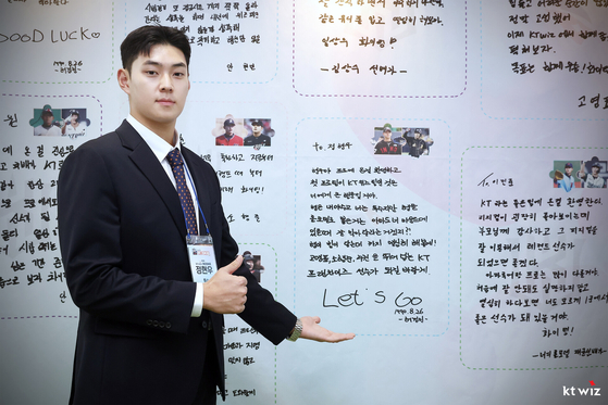 KT 선배들이 써놓은 응원 글귀 앞에서 포즈를 취하고 있는 정현우. 사진 KT 위즈