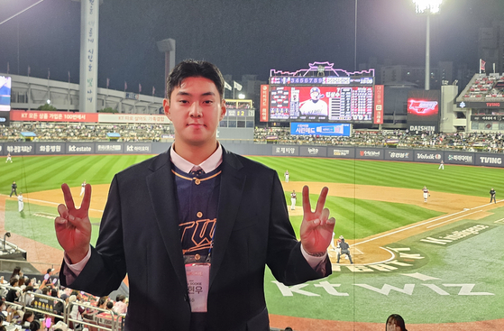 최근 수원에서 만난 KT 신인 투수 정현우. 팔꿈치 수술을 받아 1년 늦게 데뷔하는 만큼 프로 유니폼을 입는 각오가 남다르다. 고봉준 기자