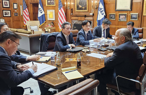 김용범 대통령실 정책실장과 김정관 산업통상부 장관(왼쪽 셋째부터)이 지난 16일(현지시간) 미국 워싱턴DC에서 하워드 러트닉 미 상무부 장관과 한·미 관세 협상 현안을 논의하고 있다. 김 실장은 19일 귀국하며 협의 결과에 대해 “실질적인 진전이 있었다”고 밝혔다. [사진 산업통상부]