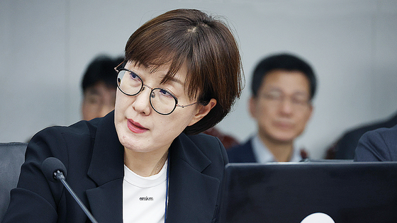 김현지 제1부속실장이 13일 서울 용산 대통령실청사에서 열리는 대통령 주제 수석보좌관회의에 참석하고 있다. 사진 대통령실사진기자단 