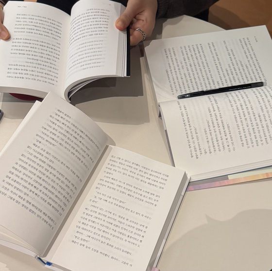함께 책을 읽고 이야기를 나누는 독서모임 이미지. 사진 김가연씨 제공
