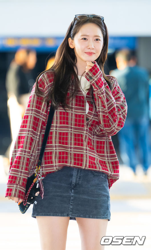 [OSEN=인천공항, 민경훈 기자] tvN 드라마 '폭군의 셰프' 출연자들과 제작진들이 21일 오후 인천공항을 통해 베트남 다낭으로 포상휴가차 출국했다.지난 9월 28일 막을 내린 tvN 드라마 '폭군의 셰프' 최종회 시청률은 닐슨코리아 전국 유료 가구 기준 17.1%를 기록하며 자체 최고 시청률을 경신했을 뿐만 아니라 지상파를 포함한 전 채널 동시간대 1위를 차지했다. '폭군의 셰프'는 최고의 순간 과거로 타임슬립한 셰프 연지영(임윤아)이 조선의 폭군이자 절대 미각의 소유자인 왕 이헌(이채민)과 맞닥뜨리며 벌어지는 서바이벌 판타지 로맨틱 코미디다.배우 임윤아가 출국길에 포즈를 취하고 있다. 2025.10.21 / rumi@osen.co.kr