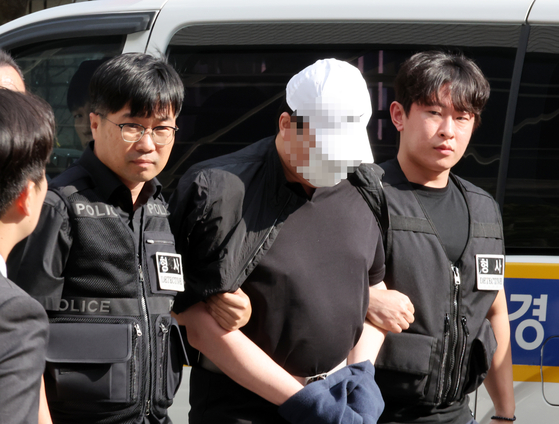 여자친구를 살해한 뒤 시신을 유기한 혐의를 받는 40대 A씨가 지난달 30일 구속 전 피의자 심문(영장실질심사)를 위해 전주지방법원 군산지원으로 들어가고 있다. 연합뉴스
