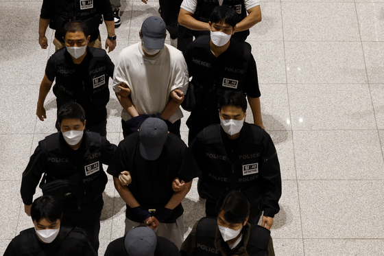 캄보디아 당국의 범죄단지 단속으로 적발돼 구금됐던 한국인이 지난 18일 인천국제공항 제2터미널을 통해 송환되는 모습. 뉴스1