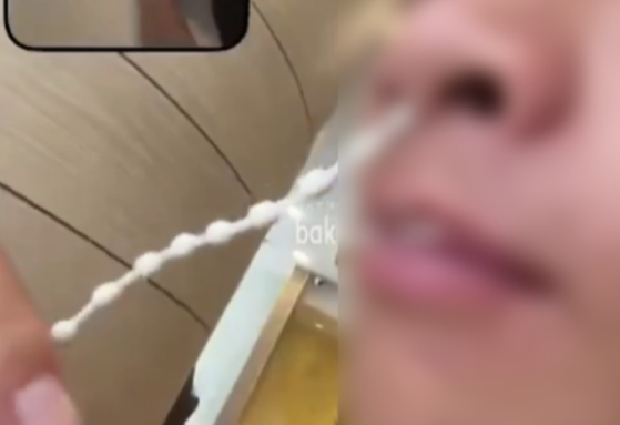 일본에서 한 남성이 패스트푸드점 블라인드 줄을 코 속에 넣는 영상이 퍼지면서 논란이 됐다. X 캡처