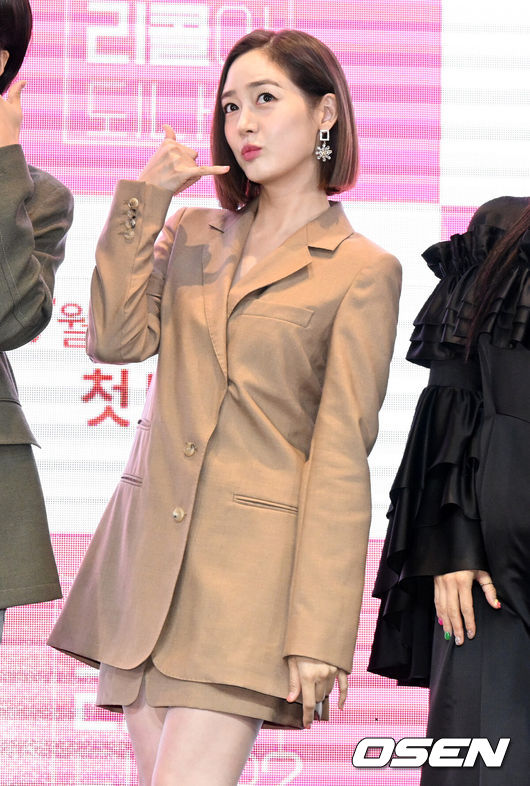 [OSEN=지형준 기자 11일 오후 서울 여의도 글래드 호텔에서 KBS2 새 예능 '이별도 리콜이 되나요'&'오케이 오케이' 제작발표회가 열렸다.가수 겸 배우 성유리가 포토타임을 하고 있다. 2022.07.11 /jpnews@osen.co.kr