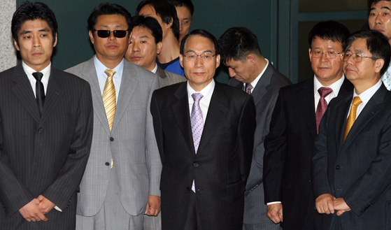 2007년 샘물교회 선교단 22명을 아프가니스탄에서 구출한 직후 김만복 당시 국정원장 모습(가운데). [중앙포토]