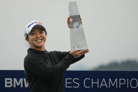BMW 레이디스 챔피언십 우승 트로피를 들고 함박웃음을 짓는 김세영. [AP=연합뉴스]