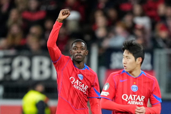 대승을 기뻐하는 PSG 뎀벨레(왼쪽)와 이강인. AP=연합뉴스