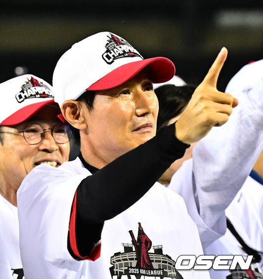[OSEN=잠실, 지형준 기자] 프로야구 LG 트윈스가 극적으로 2025 정규시즌 우승을 차지했다. 자력 우승이 물거품이 된 LG는 SSG 랜더스가 한화 이글스에 극적인 끝내기 승리를 거두면서 우승을 확정했다.LG는 1일 서울 잠실구장에서 열린 2025 KBO리그 NC와 시즌 마지막 경기에서3-7로 패배했다.이로써 LG는 85승 3무 56패로 시즌을 마쳤다.LG 염경엽 감독이 우승 세리머니를 하고 있다. 2025.10.01 /jpnews@osen.co.kr
