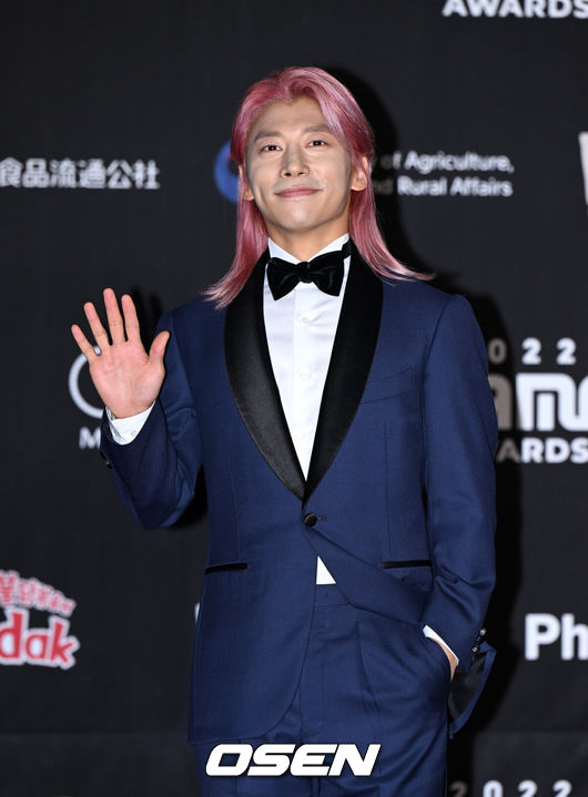 [OSEN=오사카(일본), 이대선 기자] 29일 오후(현지시간) 일본 교세라 돔 오사카에서 ‘MAMA AWARDS’ 레드카펫 행사가 진행됐다.쇼트트랙 선수 곽윤기가 레드카펫을 밟고 있다. 2022.11.29 /sunday@osen.co.kr