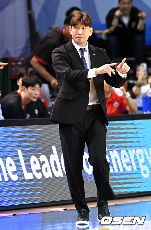 [OSEN=잠실실내체, 이대선 기자] 23일 오후 서울 잠실실내체육관에서 ‘2025-2026 LG전자 프로농구’ 서울 삼성과 울산 현대모비스의 경기가 열렸다.삼성은 2승 3패로 8위, 현대모비스는 3승 4패로 6위를 기록 중이다. 3쿼터 현대모비스 양동근 감독이 작전을 지시하고 있다. 2025.10.23 /sunday@osen.co.kr