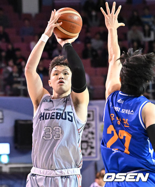 [OSEN=잠실실내체, 이대선 기자] 23일 오후 서울 잠실실내체육관에서 ‘2025-2026 LG전자 프로농구’ 서울 삼성과 울산 현대모비스의 경기가 열렸다.삼성은 2승 3패로 8위, 현대모비스는 3승 4패로 6위를 기록 중이다. 4쿼터 현대모비스 이승현이 슛을 시도하고 있다. 2025.10.23 /sunday@osen.co.kr