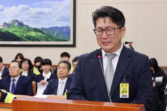 문지석 검사가 지난 15일 국회에서 열린 기후에너지환경노동위원회의 고용노동부에 대한 국정감사에서 쿠팡풀필먼트서비스(CFS) 관련 발언 중 눈물을 흘리고 있다. 임현동 기자