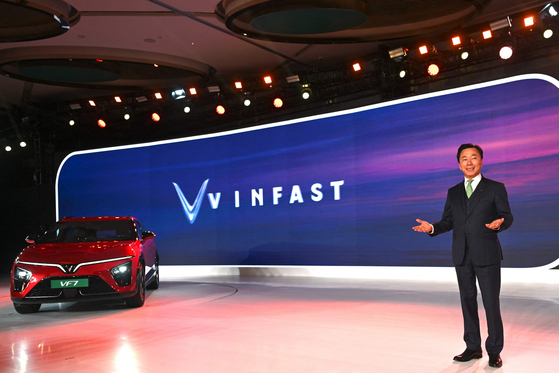 팜 산 차우 빈패스트 아시아 최고경영자(CEO)가 지난 6일 인도 뉴델리에서 열린 신형 전기 SUV 모델 VF6 출시식에서 소개하고 있다. AFP=연합뉴스