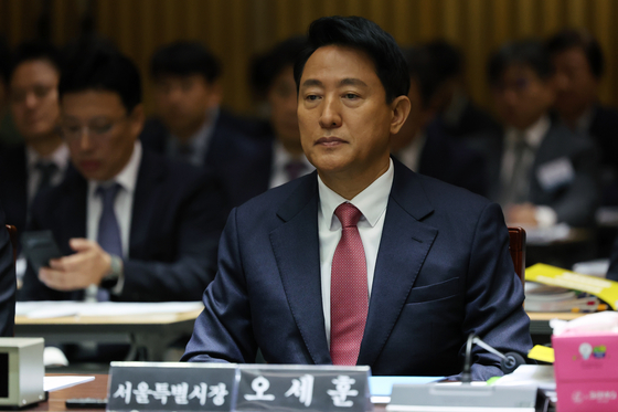 오세훈 서울시장이 23일 오전 서울 중구 서울시청에서 열린 국회 행정안전위원회 서울시청 국정감사에서 생각에 잠겨있다. [뉴스1]
