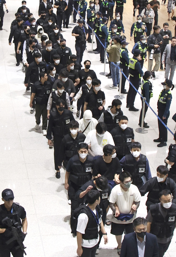 캄보디아 당국의 범죄단지 단속으로 적발돼 구금됐던 한국인들이 18일 오전 인천국제공항 2터미널을 통해 송환되고 있다. 공동취재