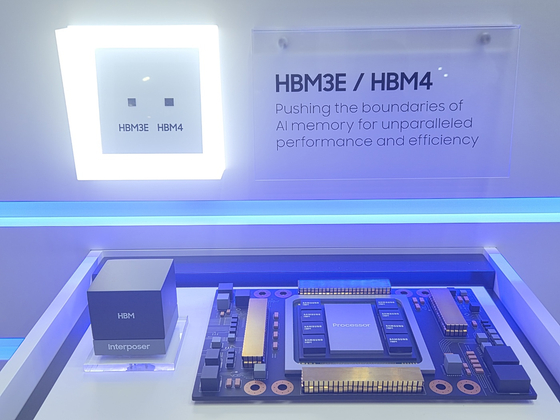 22일 반도체대전에서 삼성전자가 HBM4 실물을 공개했다. 박해리 기자