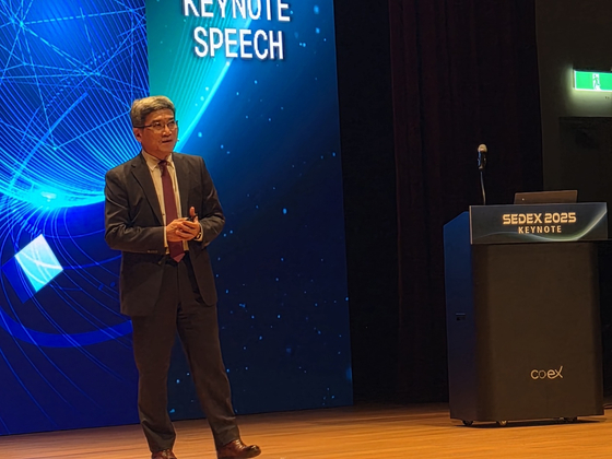 송재혁 삼성전자 CTO가 22일 서울 삼성동 코엑스에서 열린 반도체대전(세덱스) 기조강연을 하고 있다. 박해리 기자