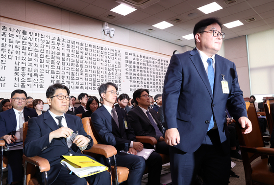 엄희준 광주고등검찰청 검사가 23일 오전 서울 여의도 국회 법제사법위원회에서 열린 서울고등검찰청-서울중앙지방검찰청 등에 대한 국정감사에서 문지석 광주지방검찰청 부장검사를 지나쳐 발언대로 향하고 있다. 뉴시스