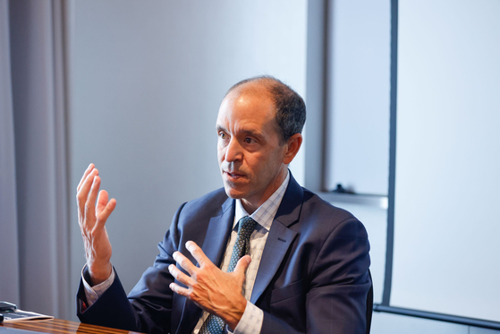 크리스 리헤인 오픈AI 글로벌 대외협력 최고책임자가 23일 서울 중구에서 열린 기자간담회에서 한국의 AI 시장 확대를 위한 청사진을 설명하고 있다. 사진 오픈AI