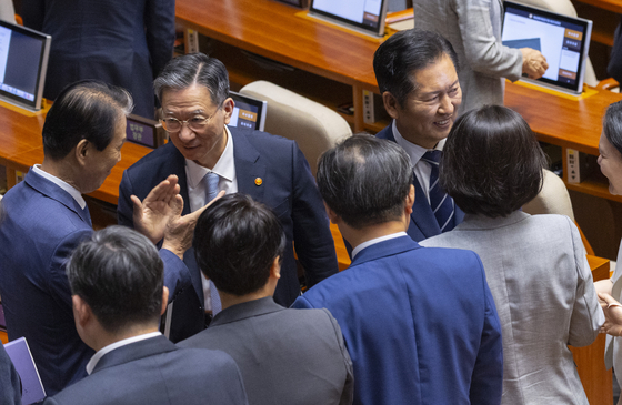 지난달 9월 9일 국회 본회의에 참석한 더불어민주당 정청래 대표와 정성호 법무부 장관의 모습. 연합뉴스