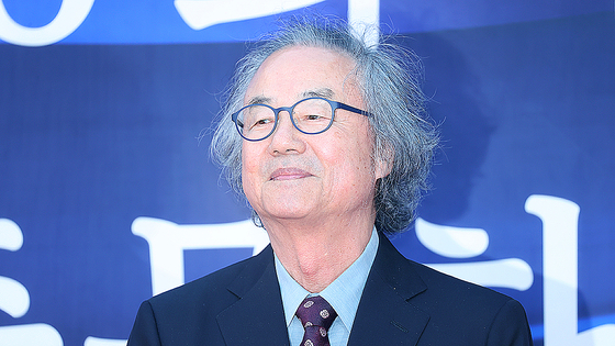  배우 정동환이 23일 오후 서울 중구 국립극장 해오름극장에서 열린 '2025 대한민국 대중문화예술상 시상식' 레드카펫 행사에서 포즈를 취하고 있다. 연합뉴스