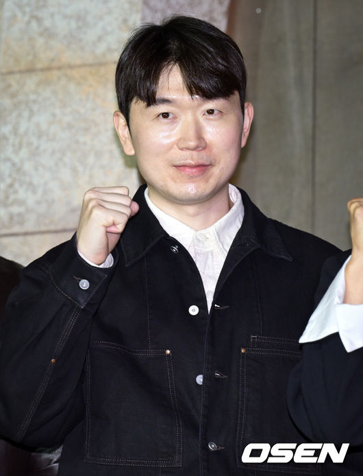 [OSEN=조은정 기자] 넷플릭스 '피지컬: 아시아' 제작발표회가 24일 오후 서울 강남구 웨스틴 서울 파르나스에서 열렸다.피지컬: 아시아는 한국, 일본, 태국, 몽골, 튀르키예, 인도네시아, 호주, 필리핀 등 8개국이 국기를 걸고 펼치는 피지컬 전쟁이다.장호기 PD가 포즈를 취하고 있다. 2025.10.24 /cej@osen.co.kr