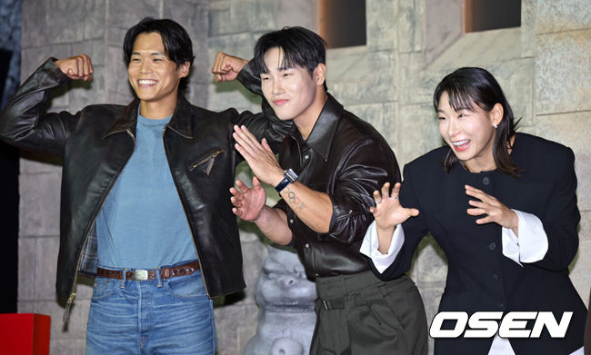 [OSEN=조은정 기자] 넷플릭스 '피지컬: 아시아' 제작발표회가 24일 오후 서울 강남구 웨스틴 서울 파르나스에서 열렸다.피지컬: 아시아는 한국, 일본, 태국, 몽골, 튀르키예, 인도네시아, 호주, 필리핀 등 8개국이 국기를 걸고 펼치는 피지컬 전쟁이다.아모띠, 윤성빈, 장은실이 포즈를 취하고 있다. 2025.10.24 /cej@osen.co.kr