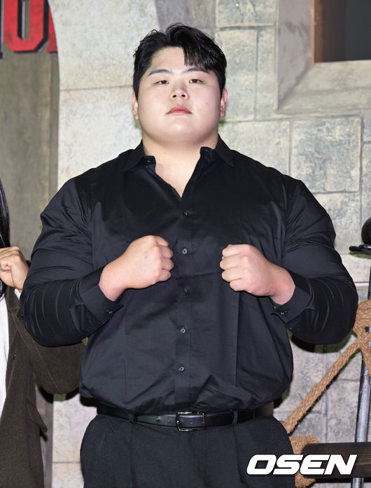 [OSEN=조은정 기자] 넷플릭스 '피지컬: 아시아' 제작발표회가 24일 오후 서울 강남구 웨스틴 서울 파르나스에서 열렸다.피지컬: 아시아는 한국, 일본, 태국, 몽골, 튀르키예, 인도네시아, 호주, 필리핀 등 8개국이 국기를 걸고 펼치는 피지컬 전쟁이다.김민재가 포즈를 취하고 있다. 2025.10.24 /cej@osen.co.kr