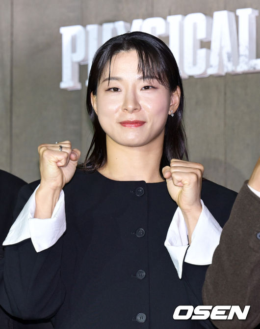 [OSEN=조은정 기자] 넷플릭스 '피지컬: 아시아' 제작발표회가 24일 오후 서울 강남구 웨스틴 서울 파르나스에서 열렸다.피지컬: 아시아는 한국, 일본, 태국, 몽골, 튀르키예, 인도네시아, 호주, 필리핀 등 8개국이 국기를 걸고 펼치는 피지컬 전쟁이다.장은실이 포즈를 취하고 있다. 2025.10.24 /cej@osen.co.kr