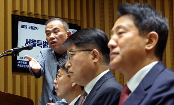 정치 브로커 명태균씨가 23일 서울 중구 서울시청에서 열린 2025년 국회 행정안전위원회 국정감사에서 의원 질의에 답하고 있다. 오른쪽은 오세훈 서울시장. 연합뉴스