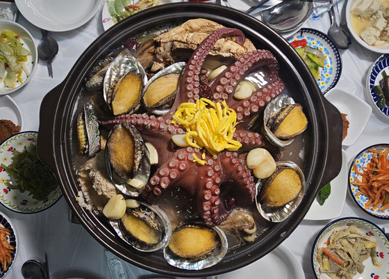 강진 회춘탕. 닭 한 마리와 해물을 넣고 끓인 탕이다. ‘하나로식당’에서 촬영했다.
