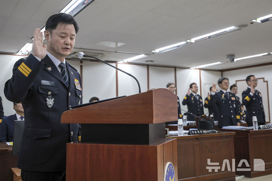 박정보 서울경찰청장이 23일 서울 종로구 서울경찰청에서 열린 국회 행정안전위원회의 서울경찰청에 대한 국정감사에서 선서를 하고 있다. 뉴시스